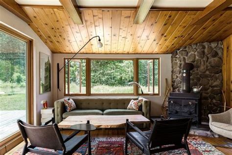 Stellen sie sich vor sie sollten den fernseher in der ecke aufstellen wenn sie möchten dass das sofa auf die großen fenster. So kann ein Sofa vor Fenster Zuhause aussehen - Ideen und ...