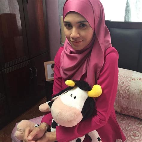 Beliau ialah bekas peserta dewi remaja 2005/2006 dan terkenal dengan peranan lakonan dalam beberapa drama tv termasuk gerak khas, juvana, kerana terpaksa aku relakan. Biodata Izreen Azminda, Pelakon Cantik Serba Boleh | Azhan.co