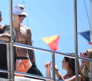 Shirtless Justin Bieber Lounges On A Yacht With Gigi Hadid In Cannes Daily Mail Online