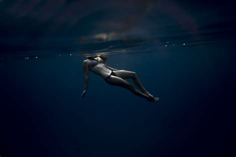 Wallpaper Dark Sea Underwater 500px Women Florian Gruet 2048x1365 Wallpapermaniac