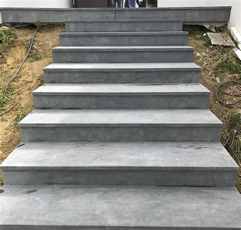 En moyenne, pour l'achat d'un modèle de carrelage pour escalier d'extérieur, il vous faudra compter 10 à 30 euros par mètre carré. Escaliers en pierres naturelles : granit, marbre, grès ...