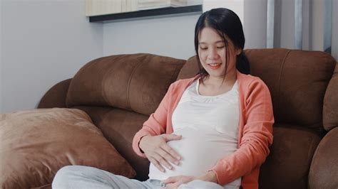 Joven Asiática Embarazada Sosteniendo Su Vientre Hablando Con Su Hijo