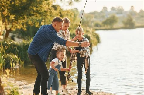 Actividades De Fin De Semana Padre Y Madre Con Hijo E Hija Pescando