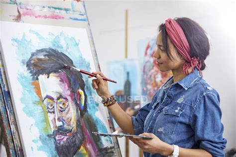 Female Artist Painting In Art Studio — Male Likeness Palette Stock