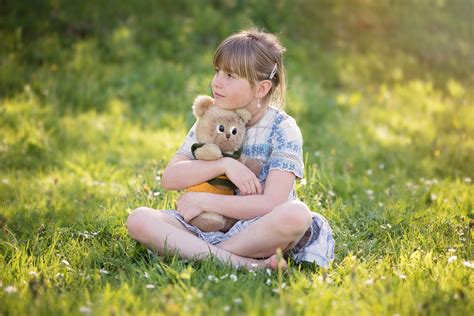 無料画像 自然 女の子 女性 芝生 草原 遊びます ポートレート 座っている 人間 テディベア 幼児 愛する でる インタラクション 報告 肖像写真