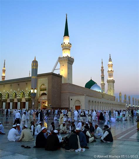 Pilgrims At Al Masjid Al Nabawi The Prophets Mosque Masjid Medina