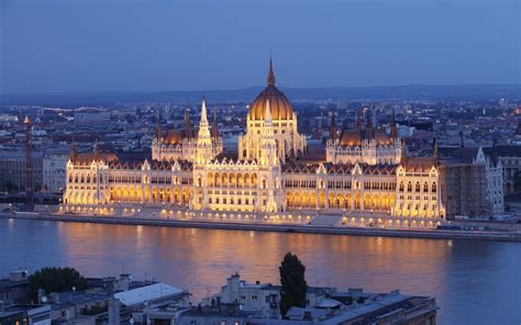 Budapest főváros önkormányzata pályázatot hirdet „budapest építészeti nívódíja 2020 elnyerésére. Budapest River Cruises - Scenic° USA