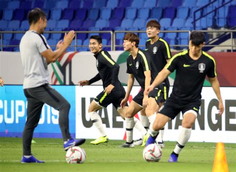파울루 벤투 감독이 이끄는 대한민국 축구대표팀은 9일 오후 8시 고양종합운동장에서 스리랑카와 2022 국제축구연맹(fifa) 카타르 월드컵 아시아 2차 예선 h조 경기를 치른다. 한국 필리핀 오늘 축구경기…대한민국 예상 라인업 베스트 11은 ...