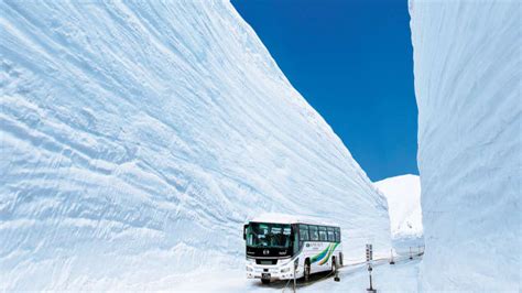 Otherworldly 17 Meter Deep Snow Corridor In Worlds Wildest Mountain