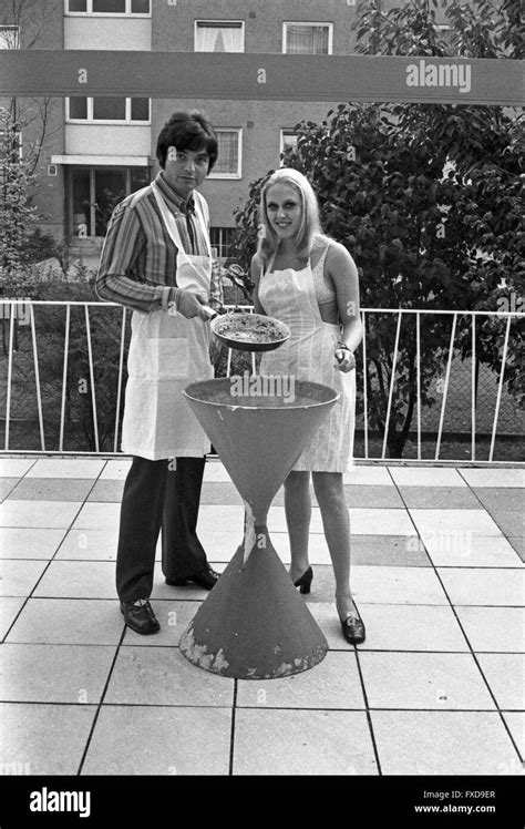 der musiker oliver freytag auf der terrasse mit freundin lisa beim grillen deutschland 1960er