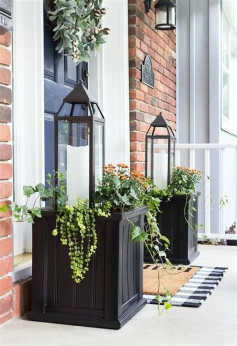 25 Chic And Bold Front Door Planter Ideas Digsdigs