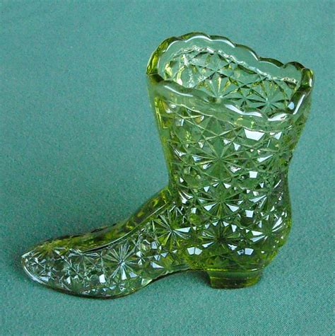 Vintage Fenton Colonial Art Glass Shoe Boot Green Glass Daisy And Button Collectibles Figurines