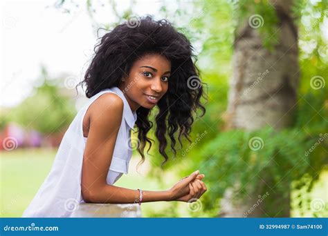 Portrait Extérieur Dune Fille Noire Adolescente Personnes Africaines Image Stock Image Du