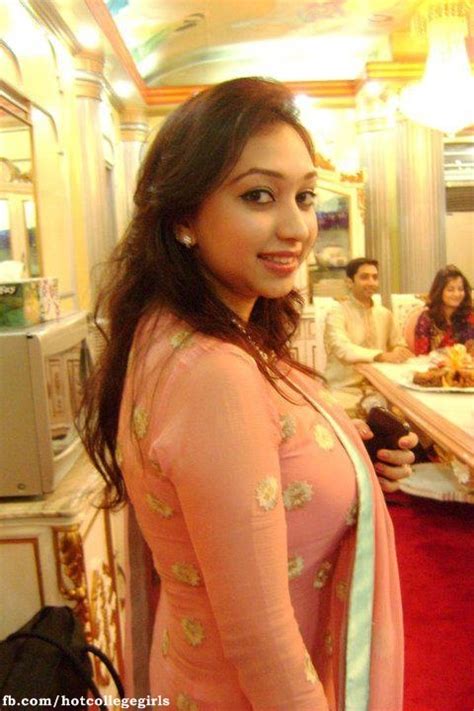 Pakistan Hot Girls In Outdoor And In Saree Pictures Hot