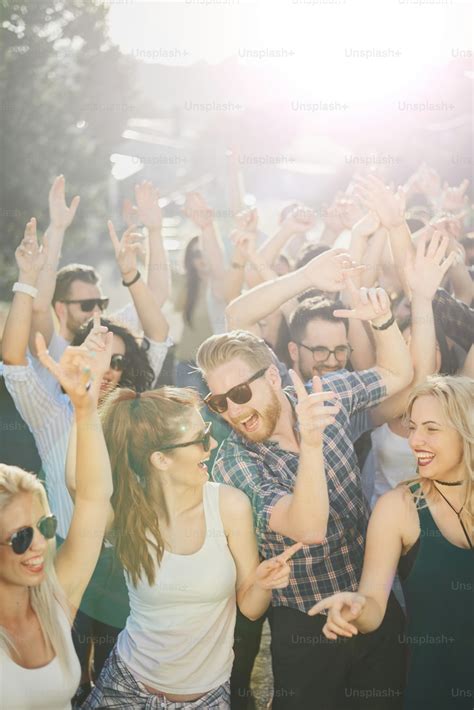 Foto Grupo De Personas Bailando En Una Fiesta Al Aire Libre