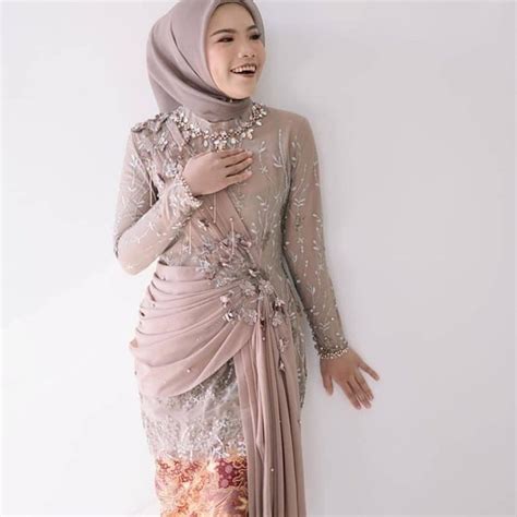 17 Inspirasi Kebaya Lamaran Muslim yang Bisa Kamu Tiru (Updated 2022