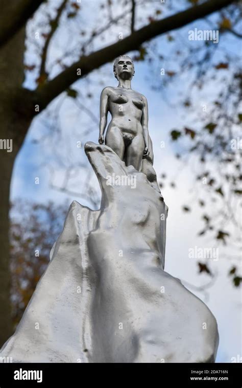 Newington Green London Uk 10th Nov 2020 Sculpture Of Mary