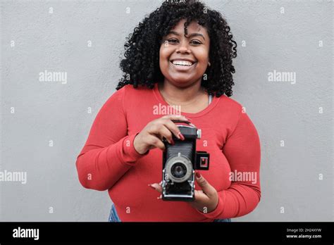Junge Afro Kurvige Frau Fotos Und Bildmaterial In Hoher Auflösung Alamy