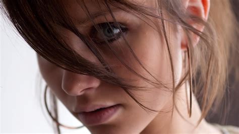 Девушка красивая волосы брюнетка губки носик взглд глаза обои для рабочего стола