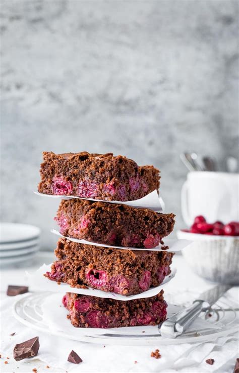 Serviert mit einer kugel der veganen followfood eissorten, wirst du mit diesem grandiosen kuchen jeden skeptiker schnell vom gegenteil überzeugen! Saftigster Schoko-Kirsch-Kuchen vom Blech | Rezept in 2020 ...