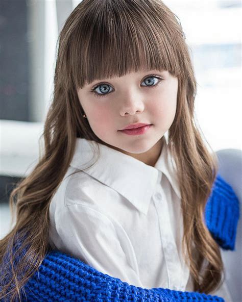 她4岁出道，被称为“全世界最美女孩”，大眼睛灵动似天使