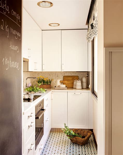 La cocina es un punto central de los una barra en la pared es una gran opción para cocinas cerradas y nos brinda una mesa de apoyo. Ideas para aprovechar el espacio en las cocinas pequeñas