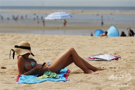 トップレスで日光浴するフランス人女性減少、その理由とは 調査 写真1枚 国際ニュース：afpbb News
