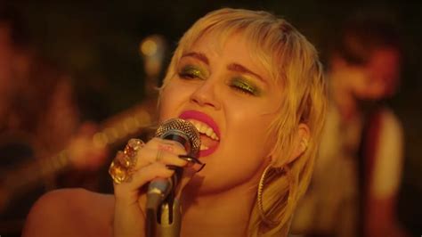 Watch Miley Cyrus Backyard Performance For Mtv Unplugged