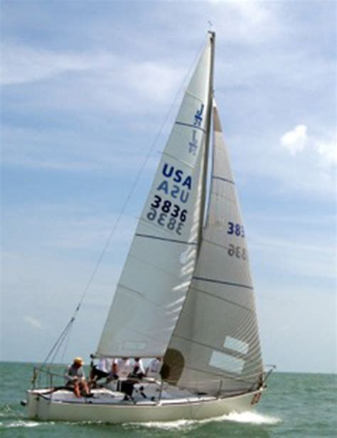 Features and photos of sailboats j 24. J/24