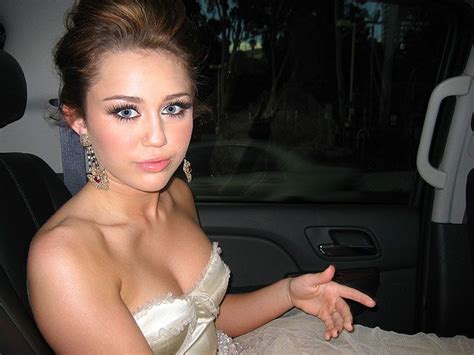 Loved Her Oscars Eye Makeup Miley Cyrus Oscar Pictures Get Glam She Is Gorgeous Lovely