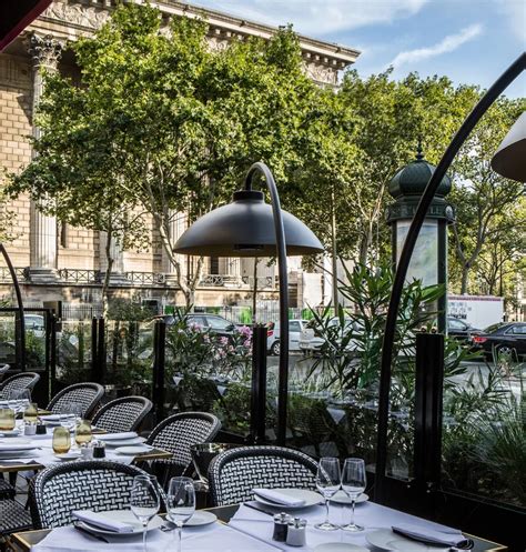 Les plus belles terrasses de l été à Paris Vogue Paris Banquettes Tour Eiffel Fauchon
