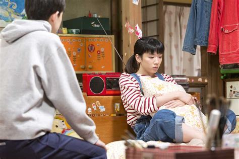 고마츠 나나 小松菜奈 & 나가노 메이 永野芽郁. 連続テレビ小説「半分、青い。」第21話の1場面。弟の草太 ...