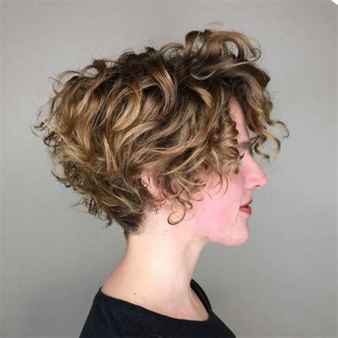 A Fresh Curly Stacked Bob Hairstylesforshortcurlyhair Short Curly