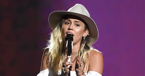 Miley Cyrus Crying Malibu Moving Performance Bbmas 2017