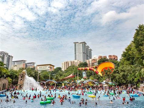 Seramai 400 orang yang dijemput untuk memeriahkan pembukaan taman tema air tersebut. Terbaik ,Dua Taman Tema Air Popular Malaysia Masuk Top ...