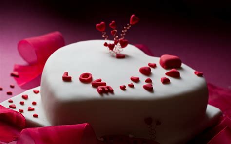 These birthday cake image can be with some lovely and romantic messages on it. love cake