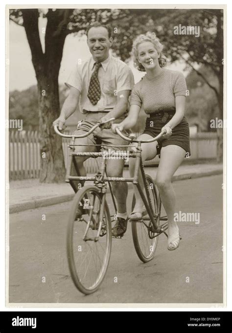 1930s Bicycle Fotos Und Bildmaterial In Hoher Auflösung Alamy
