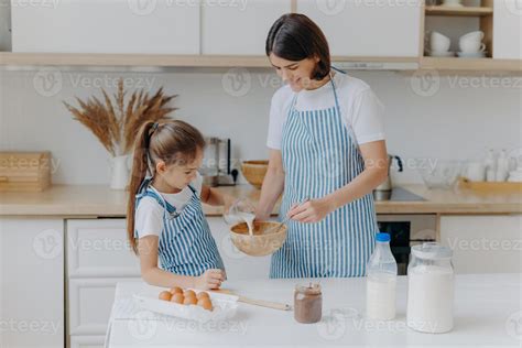 Feliz Madre E Hija Hornean Juntas En La Cocina Usan Diferentes