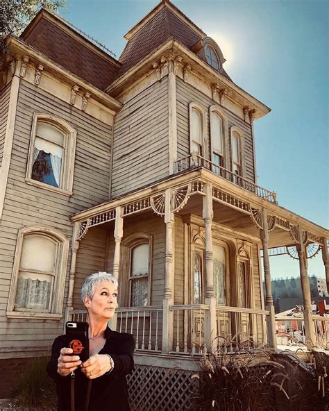 Best Thing Ever Jamie Lee Curtis Stopping By The Psycho House In Honor