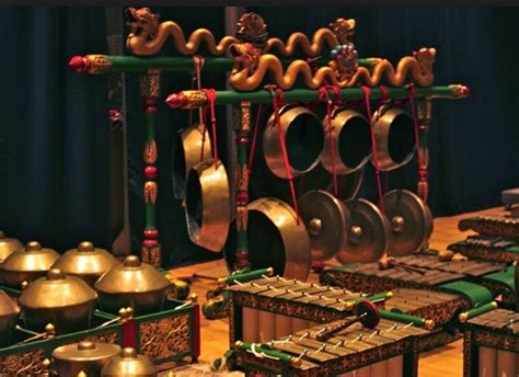 Salah satu contoh kecilnya adalah keberagaman alat musik tradisional berikut ini. Paling Inspiratif Gamelan Jawa Gambar Sketsa Alat Musik Tradisional - Tea And Lead