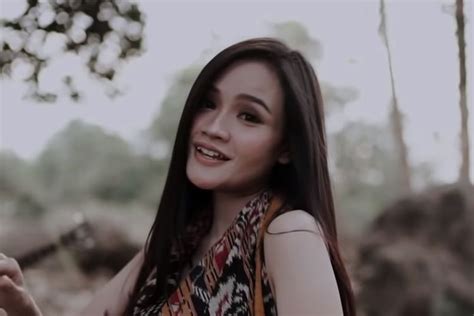 Profil Dan Biodata Fanny Soegi Vokalis Cantik Dari Band Soegi Bornean