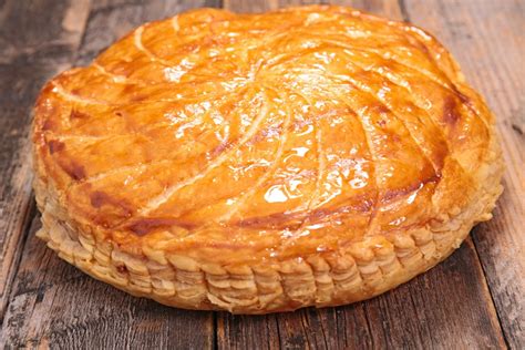 Recette de la galette des rois fait maison (ou pithivier) pour 8 personnes. Spécial Épiphanie : des recettes de galettes des rois ...