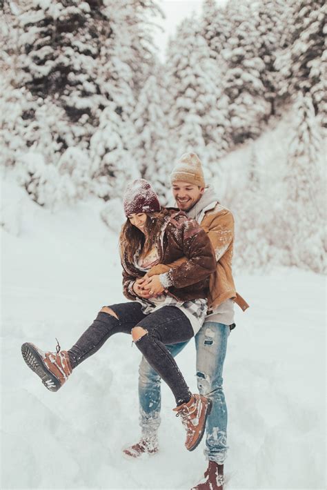 Loved This Couples Session In The Snow Winter Winterphotoshoot Winterphotography Love