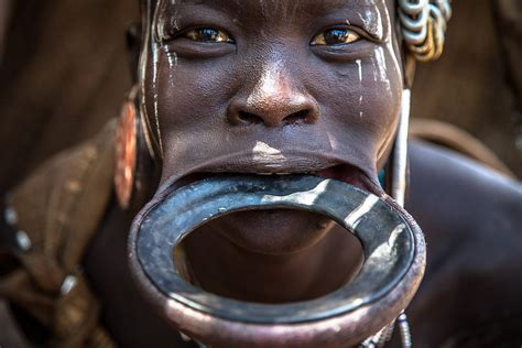 Lesbische Praxis Im Afrikanischen Tribe Fotos Von Frauen
