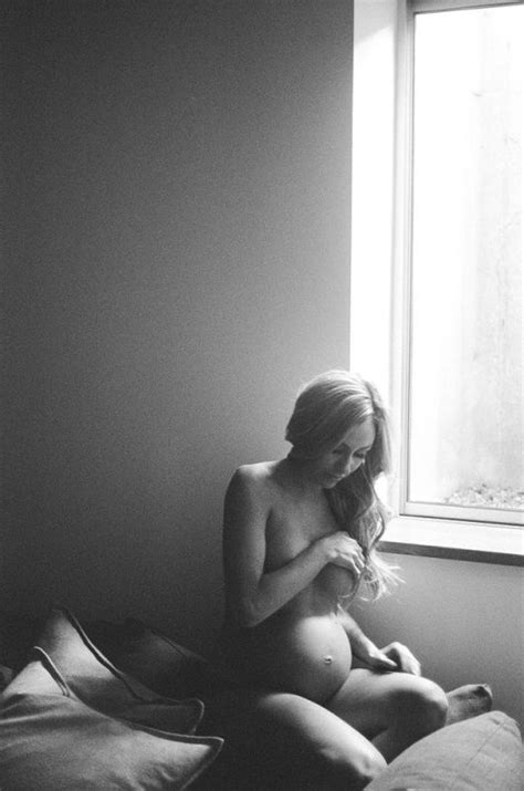 Check Out These Classy Maternity Boudoir And Nude Pregnancy Photos For