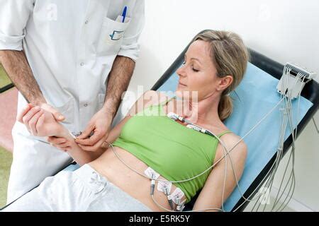 Mujer Atraviesa Un Electrocardiograma Ekg Examen Del Departamento De Cardiolog A Hospital