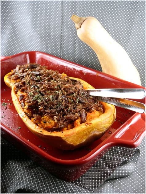Décorez les courges avec quelques cerneaux de noix. Recette de Butternut farcie au confit de canard