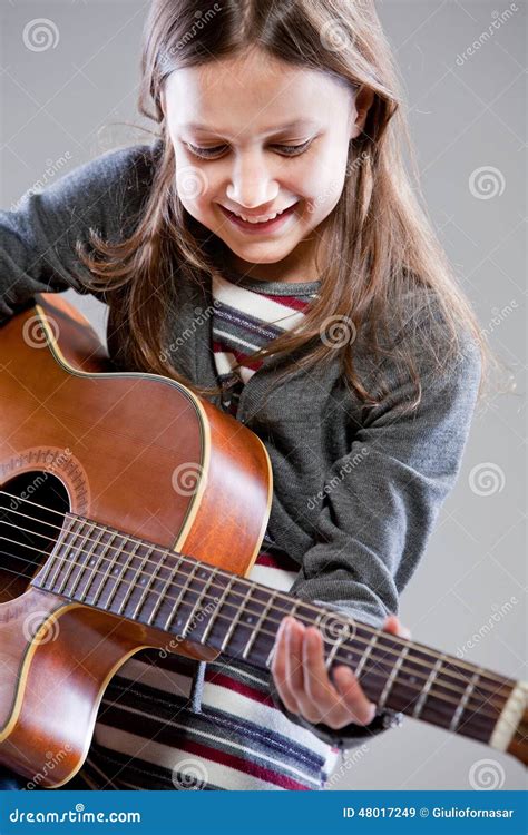 Niña Que Toca La Guitarra Acústica Imagen De Archivo Imagen De