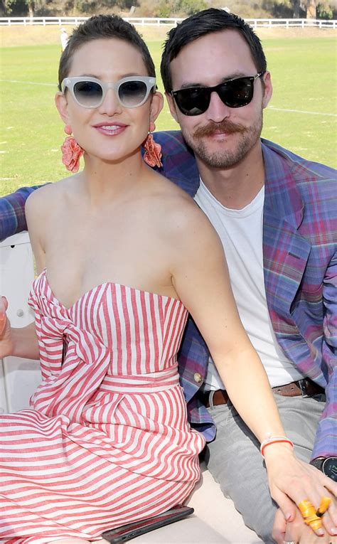 Is Kate Hudson Engaged Shes Wearing A Ring On That Finger E News