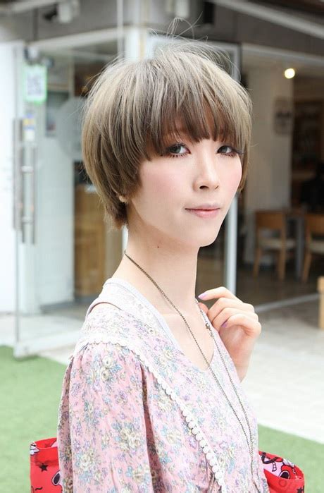 If a man's hair reaches the chin, it may not be considered short. Japanese short hairstyle